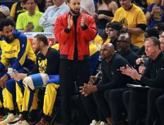 库里重返赛场，比赛局势复杂首场状态出色，G2观众沸腾！